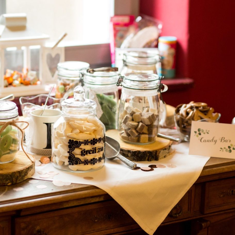 Candy Bar bei einer Hochzeit Liebevoll dekorierte Candy Bar mit Gläsern, Süßigkeiten und Hochzeitsdeko im Innenraum.
