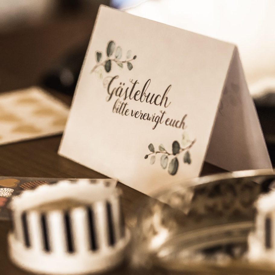Hochzeits-Gästebuch auf Tisch Gästebuch zur Hochzeit mit dekorativer Tischgestaltung.