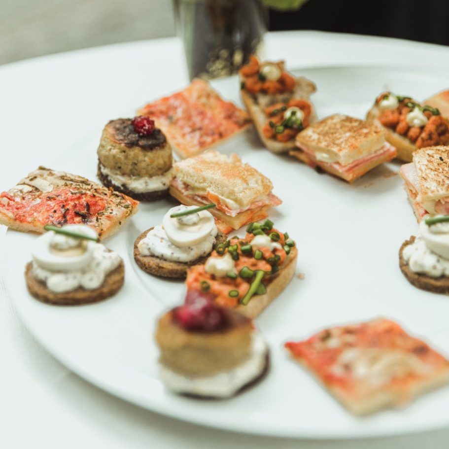 Fingerfood bei Hochzeit Platte mit herzhaftem Fingerfood bei einer Hochzeitsfeier im Innenraum.