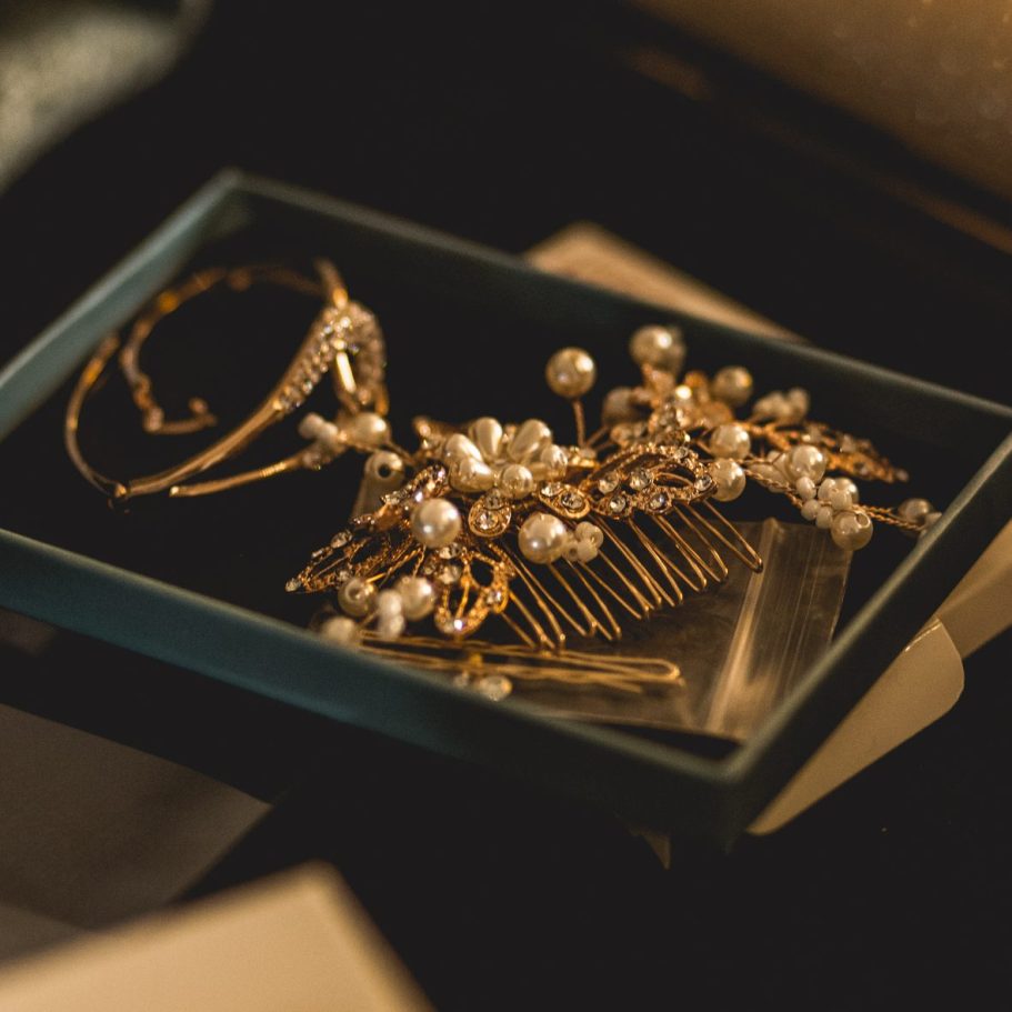 Brautschmuck in Schachtel Haarschmuck und Schmuckstücke liegen in einer Schachtel auf einem Tisch.