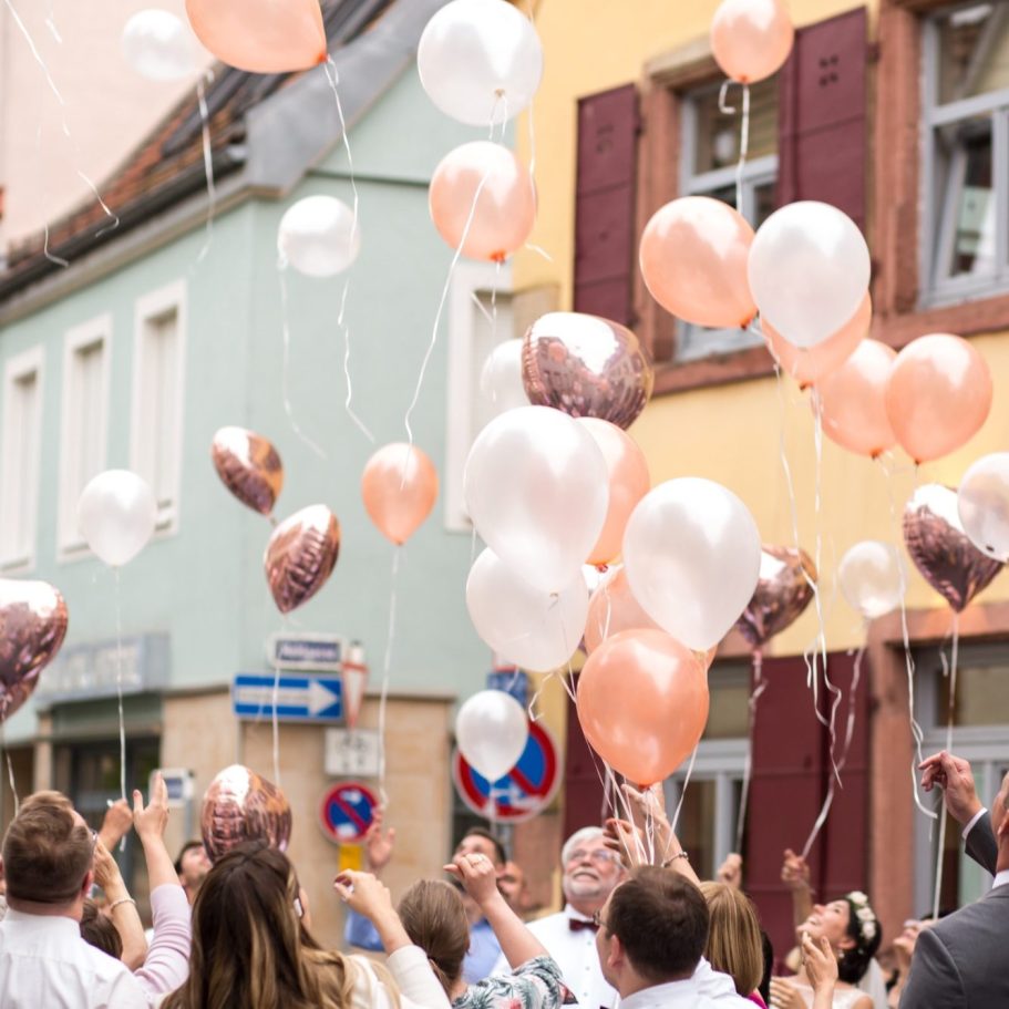 Auffsteigende Luftballons bei Hochzeitsfeier Hochzeitsfeier mit Gästen, die Luftballons in den Himmel steigen lassen.