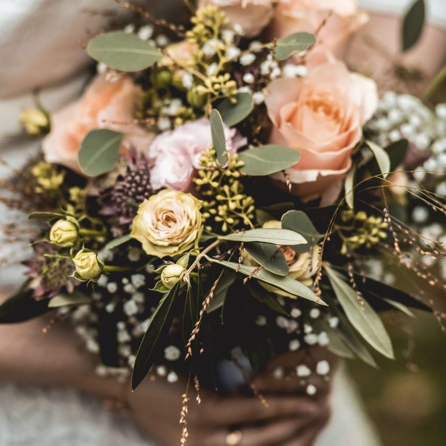 Brautstrauß mit Rosen und Eukalyptus Detailaufnahme eines natürlichen Hochzeitsstraußes.
